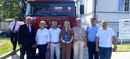 Поляки передали Хирівській громаді пожежний автомобіль